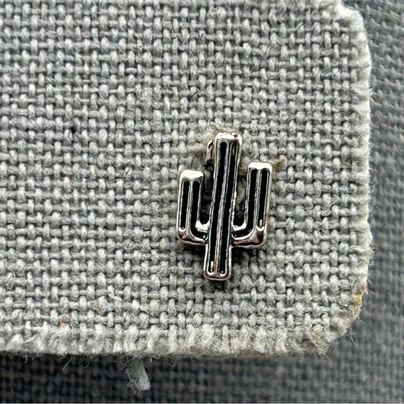 Small Novelty Silver Tone Cactus Stud Earrings Southwestern Fun Nature - Picture 4 of 9